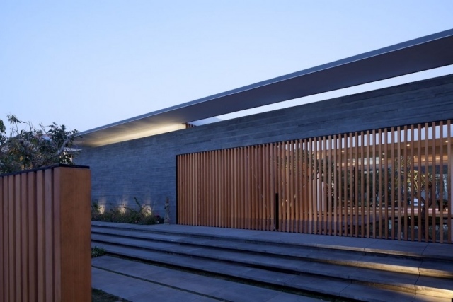 modernes einfamilienhaus tel aviv holz beton fassade bodenleuchten