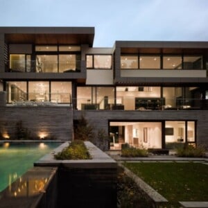 modernes-einfamilienhaus-toronto-pool-hinterhof-nachtbeleuchtung