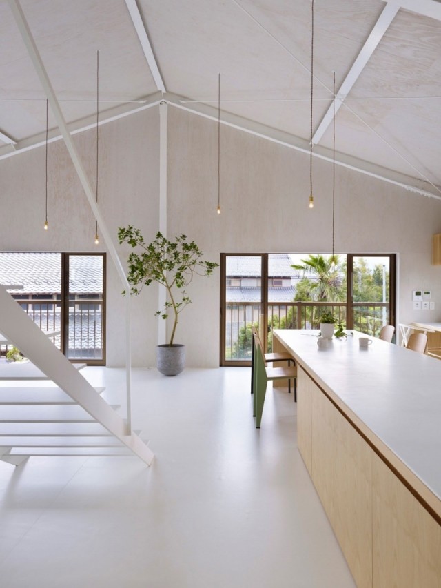 Modernes Haus in Japan offenem grundriss wohnbereich satteldach