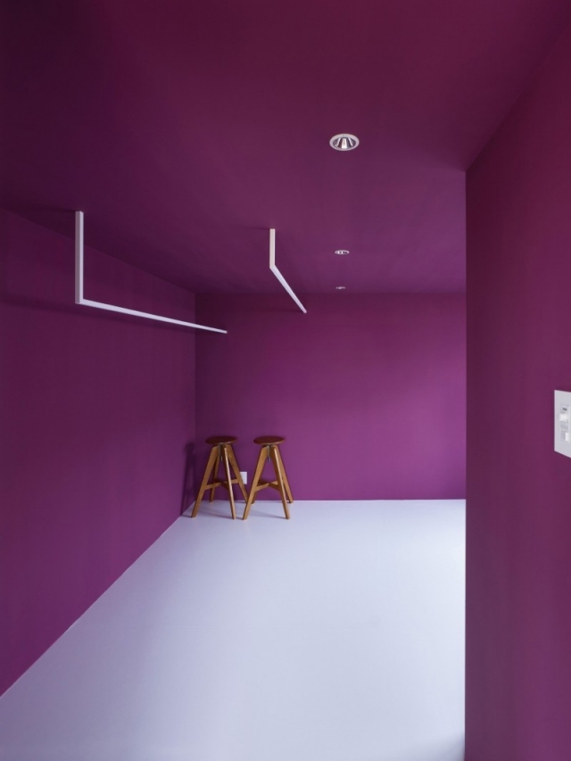 Modernes Haus in Japan lila wand minimalistisch offenem grundriss