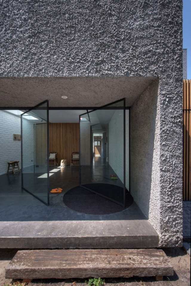 modernes haus naturmaterialien glas drehtüren beton