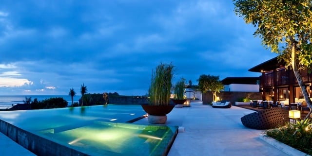 modernes pool design beleuchtet infinity größe terrasse pflanzen relax möbel