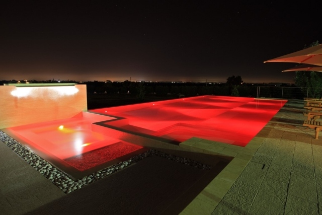 modernes pool design beleuchtung farbig rot infinity pool