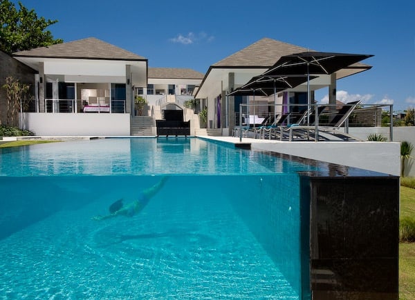 modernes pool design glaswand bali villa suluban cliff uluwatu