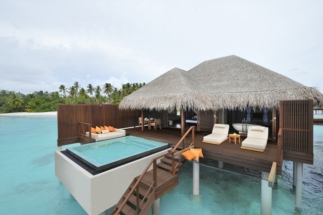 modernes pool design haus stelzen strohdach Ayada Ocean Villa