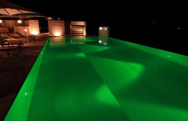 moderner pool infinity grün beleuchtung terrasse