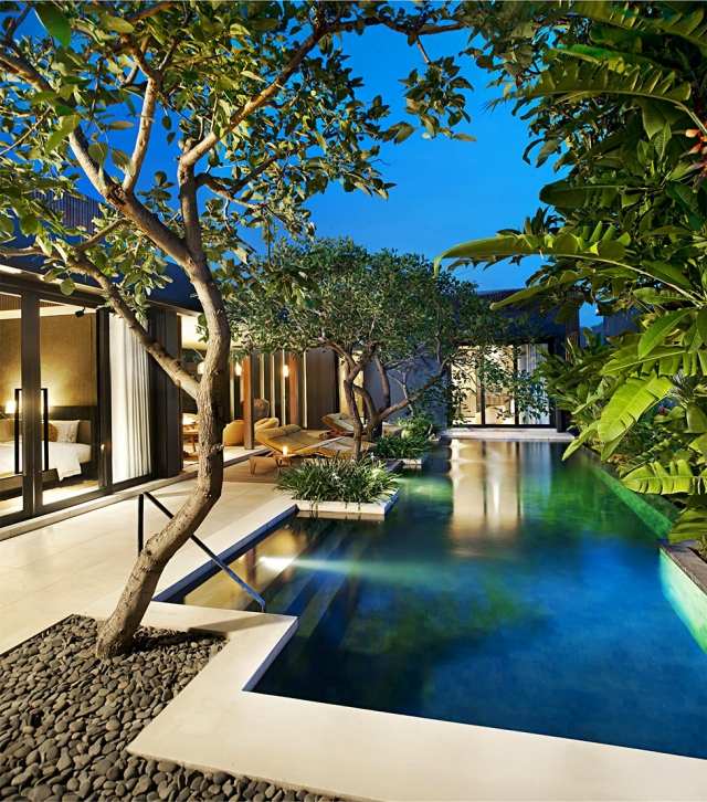 modernes pool design innen beleuchtet bäume kies terrasse w bali