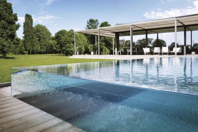 modernes pool design minimalistisch glaswand sichtbar gehoben