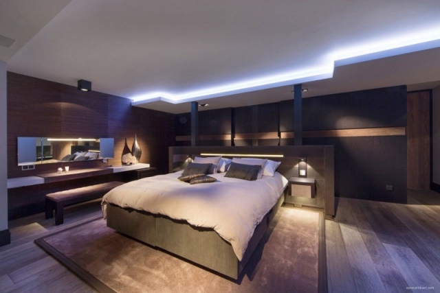 modernes schlafzimmer idee blaue led leuchten dunkles holz