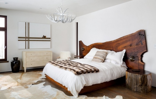 modernes schlafzimmer massivholz bett kopfteil teppich tierhaut