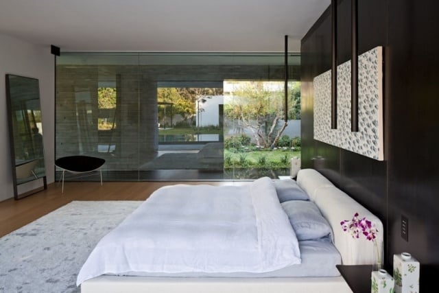 modernes schlafzimmer schwarz grau glas wand innenhof