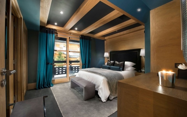 schlafzimmer türkisblau holz deckengestaltung schwarz