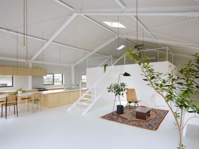 Modernes Haus in Japan offenem grundriss weiss holz küche