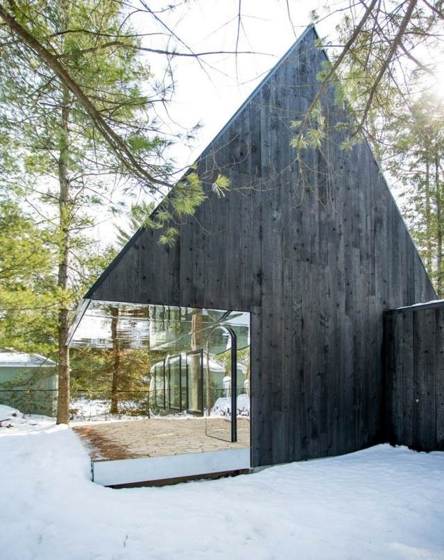 zweistöckiges Haus Zeder verkleidet Holz Terrasse Fassadengestaltung