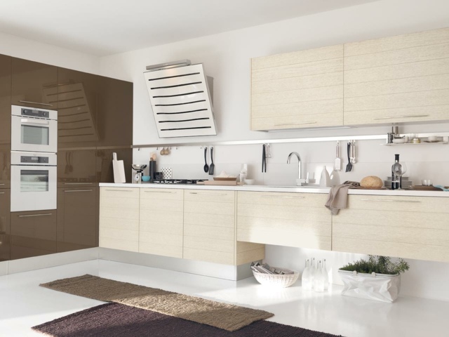 Küchenplaner beige braun Einbaugeräte Abzugshaube modern Wand montiert