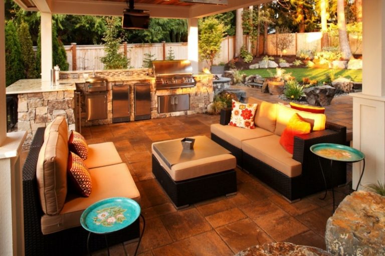 outdoor-küche für die terrasse sitzbereich lounge rattan schwarz steinfliesen