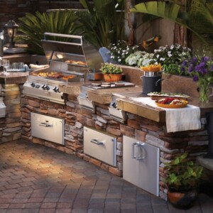 outdoor-küche für die terrasse stein idee grill stahl exotische pflanzen