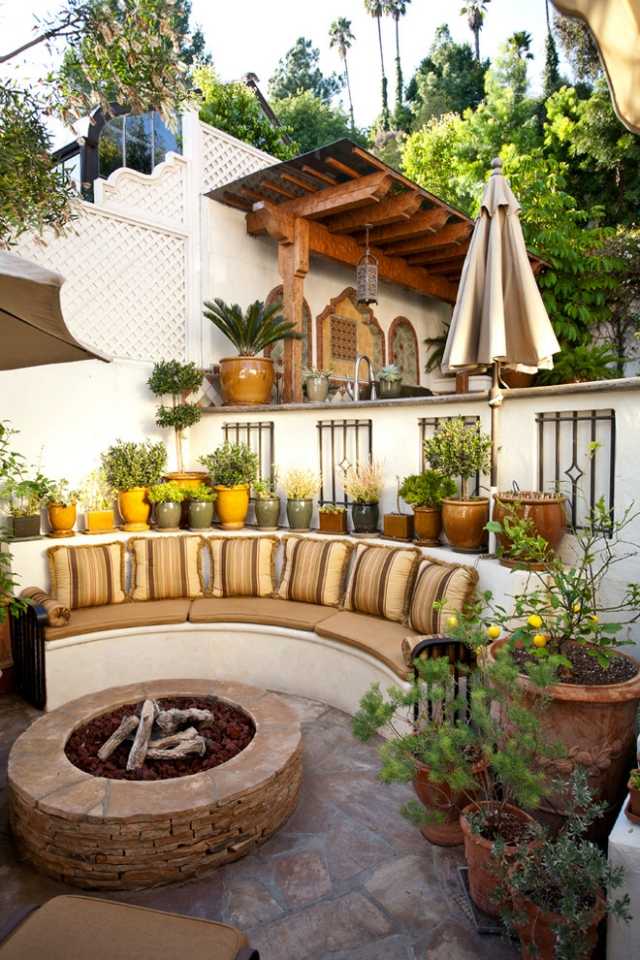 outdoor lounge bereich terrasse sitzbank feuerstelle blumentöpfe