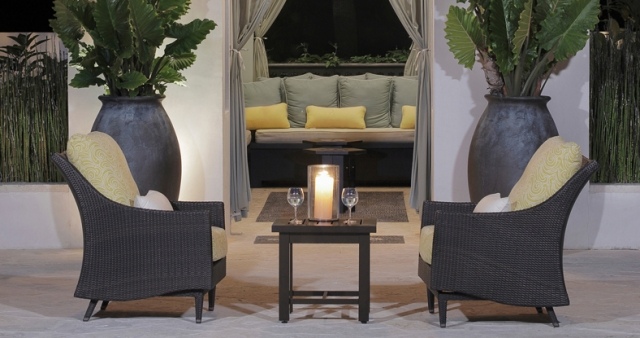 outdoor zwei stühle gläser kerze romantisch pflanzengefässe
