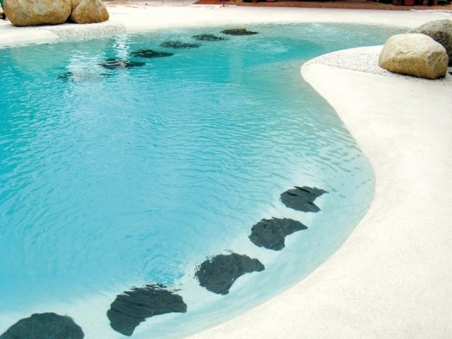 outdoor pool sanfte neigung naturnah terrasse sitzplatz