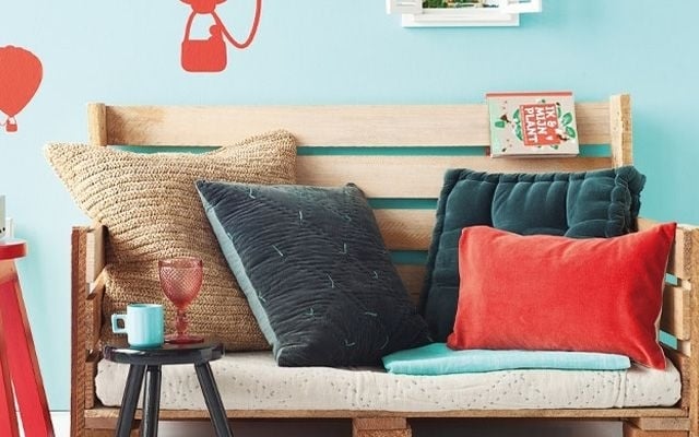 palettenmöbel-sofa holz europaletten bauen kissen sitzkomfort
