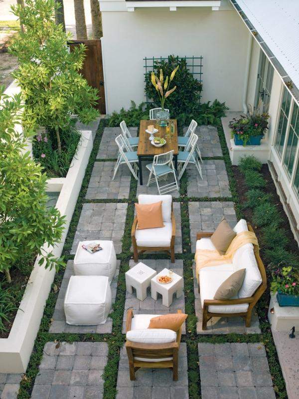 pflaster verlegen patio bereich interessant form beistelltisch pflanzenkübel weiß 