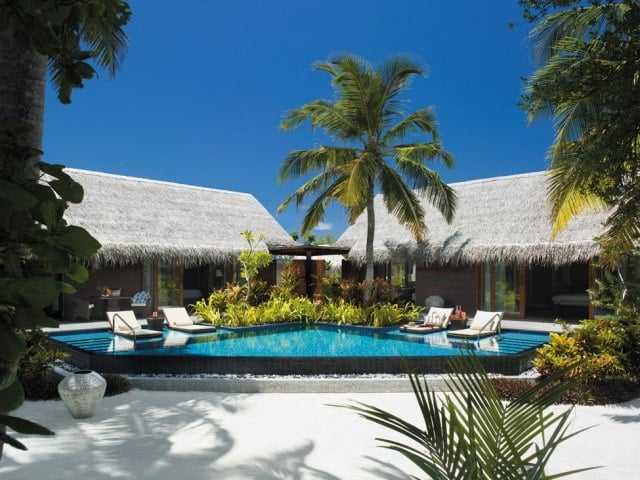 pool-design dreieck form pflanzen sonnenliegen Villingili Resort