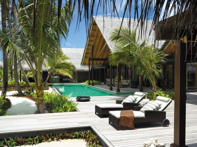 pool design haus holz terrasse sonnenliegen rollen Villingili Resort