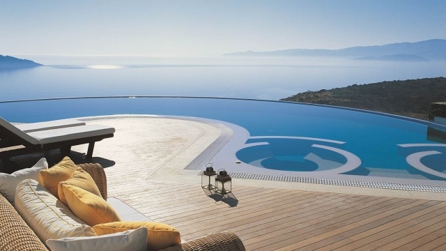 pool design rund infinity holz terrasse meer panoramablick