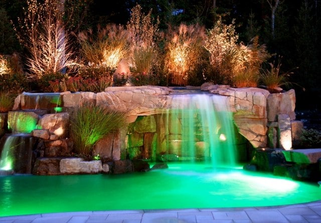 modernes pool design wasserfall fliesen beleuchtung grün effekte