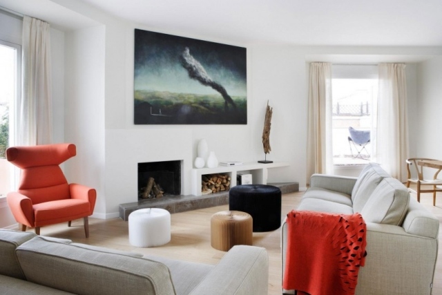 wohnzimmer-design sichtschutz drapierte vorhänge-rot-sessel kaminofen raumideen