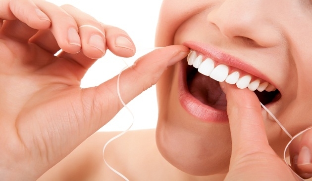 Zahnpflege zahnseide benutzen hilfreiche tipps weiße zähne
