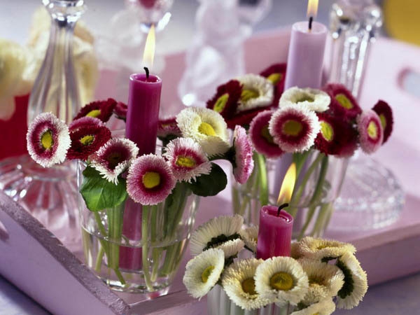 romantische atmosphäre tischdekoration schnittblumen-duftkerzen
