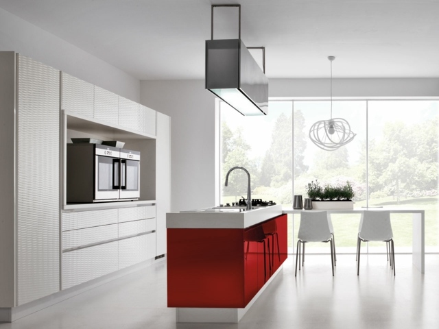 weiße Einbauküche Kochinsel Glas modern minimalistisch