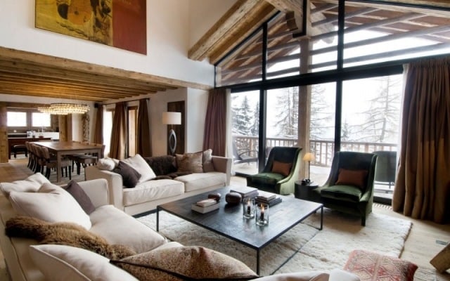 rustikal chalet-wohnzimmer möbelgruppe überwürfe dekorationen kaffeetisch