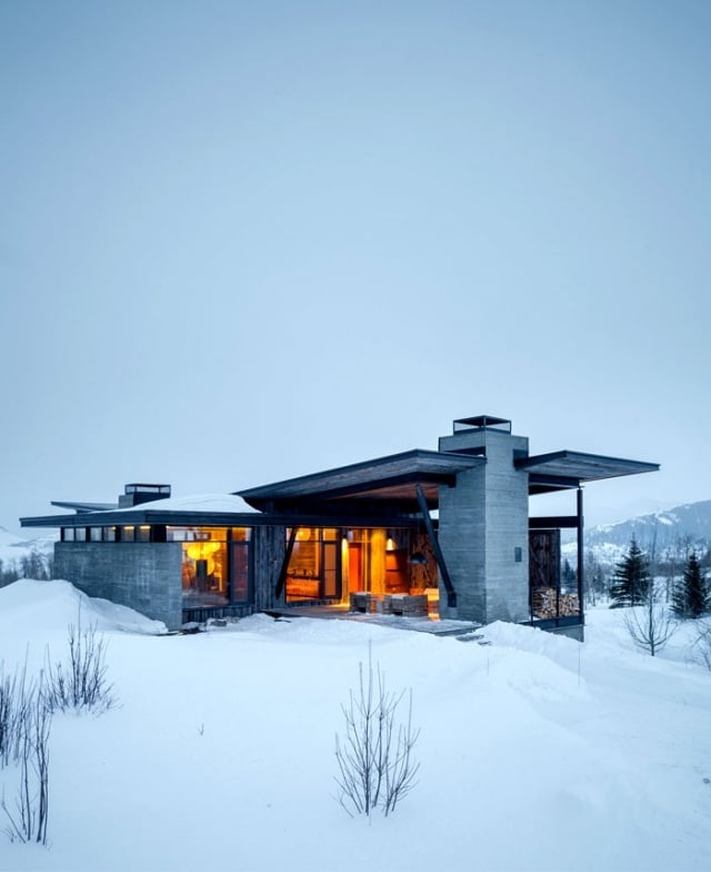 rustikal modernes haus bergen schnee warmes licht