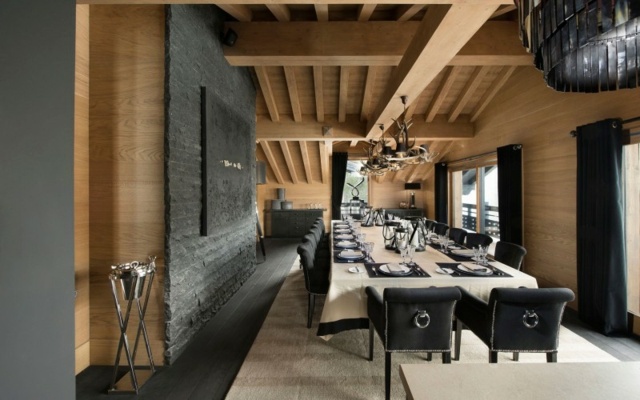 Halle Steinwand Holzwand langer Tisch coole Einrichtung Idee