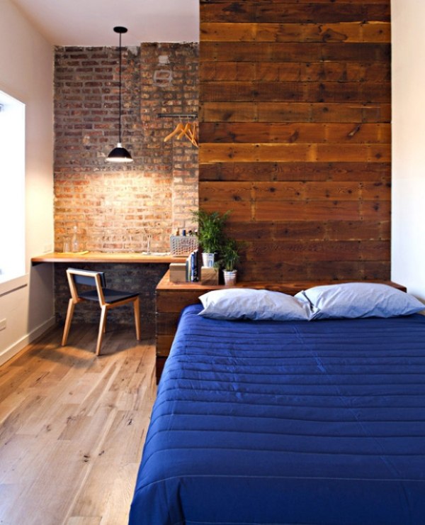 rustikale wandverkleidung schlafzimmer-blauer überwurf-schreibtisch