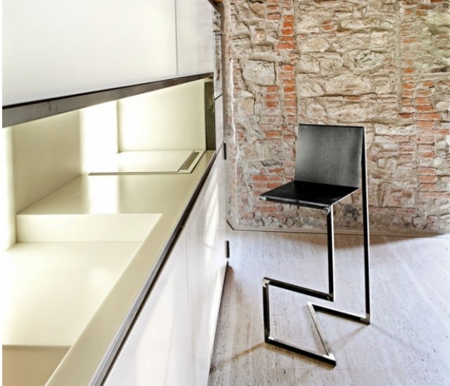 rustikale wohnung- wohnküche stühle-integrierte beleuchtung grifflose fronten