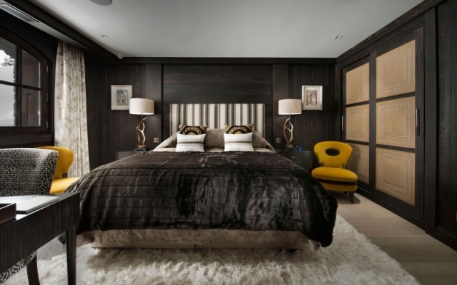 schlafzimmer chalet bilder design pelzteppich bettdecke dunkles holz
