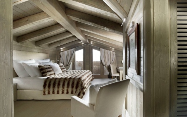 schlafzimmer chalet stil einrichtung dachsparren pelzdecken gemütlich