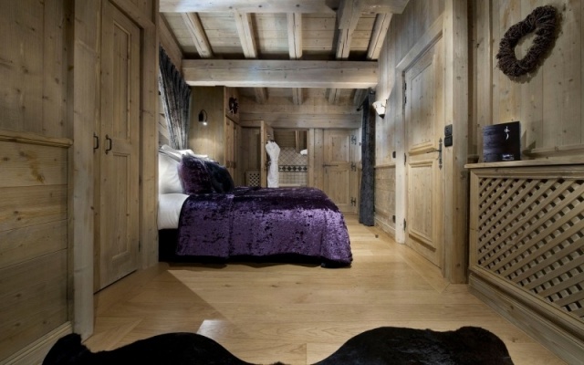 schlafzimmer chalet ideen designs holzverkleidung lila bettdecke