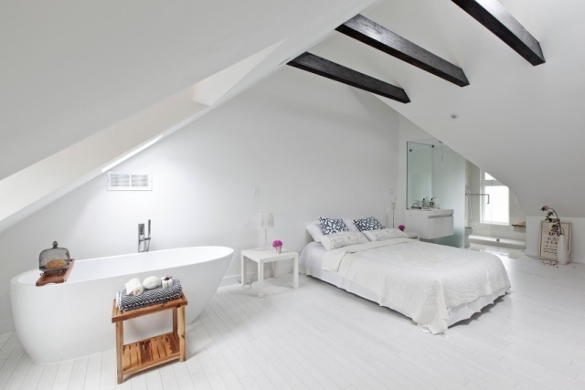 schlafzimmer dachboden pur weiß badewanne schwarze dachsparren