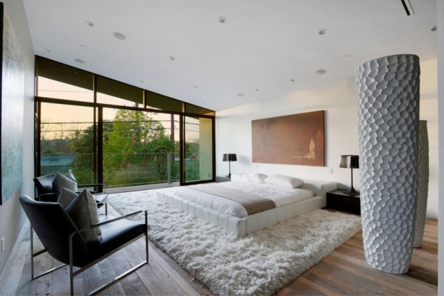 schlafzimmer design holzboden weißer shaggy teppich balkon