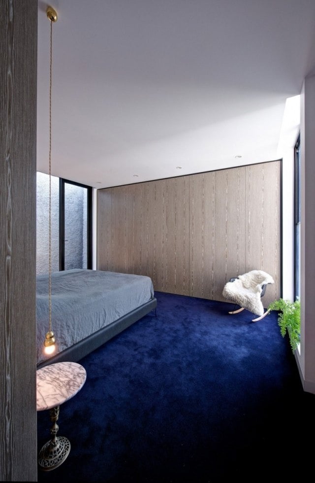 schlafzimmer design kleiderschrank holz teppich kobaltblau