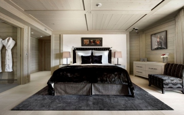 schlafzimmer helles holz decke wand boden schwarzer teppich bettdecke