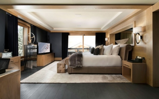 schlafzimmer modern helles holz wandverkleidung schwarze wandfarbe