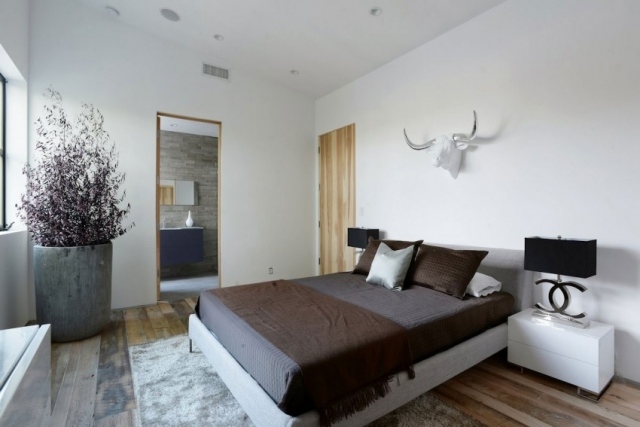 schlafzimmer ideen modern holzboden beton pflanzkübel wandspiegel