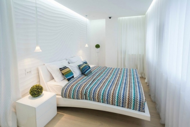 schlafzimmer ideen wandgestaltung modern pur weiß bunte bettdecke