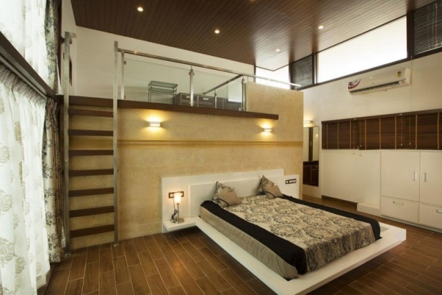 schlafzimmer laminatboden doppelhohe treppe wandleuchten